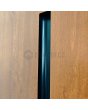 PIVOT RAIL6 - pivothängda ytterdörrar i aluminium med svarta vertikala lameller av aluminiumprofiler