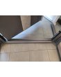 LIM M18 - Aluminium gångjärnsdörr med gul mässing textur av fräst metall