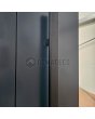 PIVOT RAIL4 - pivothängda ytterdörrar i aluminium med vertikala lameller av aluminiumprofiler