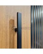 PIVOT RAIL6 - pivothängda ytterdörrar i aluminium med svarta vertikala lameller av aluminiumprofiler